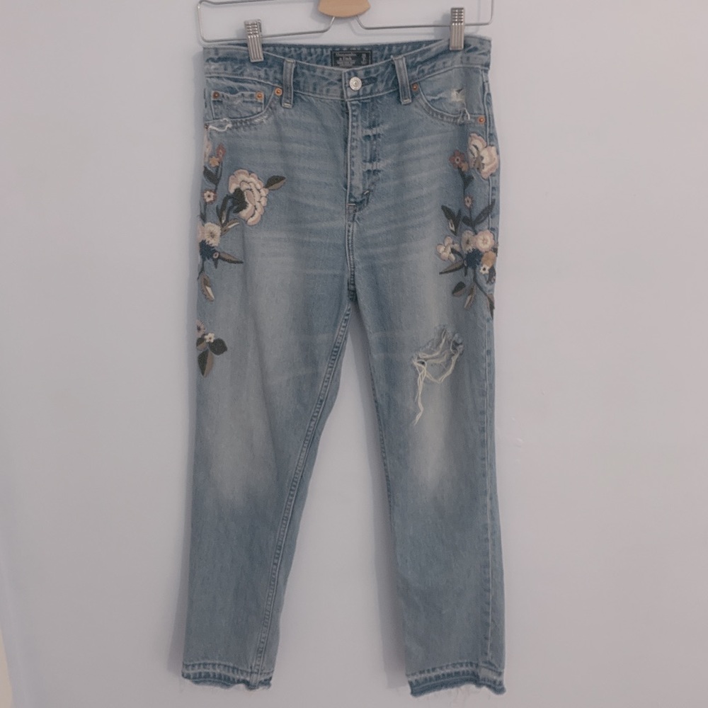 ABERCROMBIE Girlfriend Jeans w Rose Embroidered